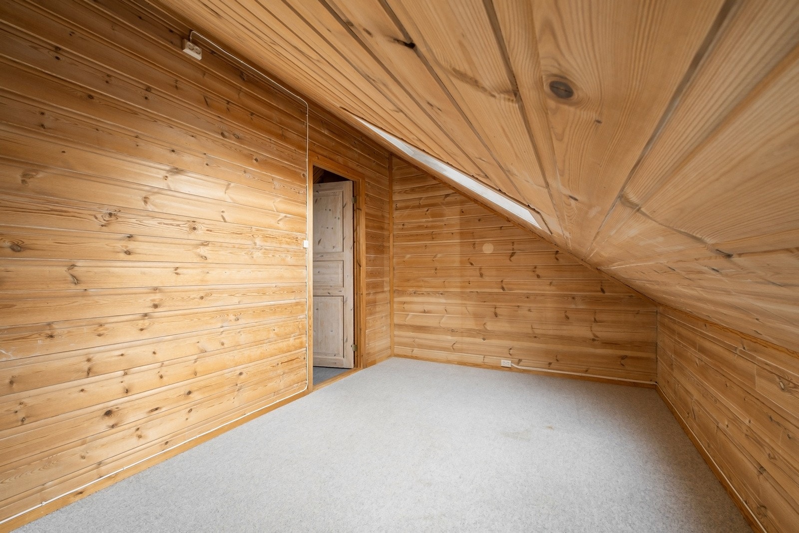 Soverom 4 fremstår som det perfekte ekstrarom, alt etter egne ønsker og behov. Rommet har trepanel på veggflater og teppebelagt gulv. Galleribilde