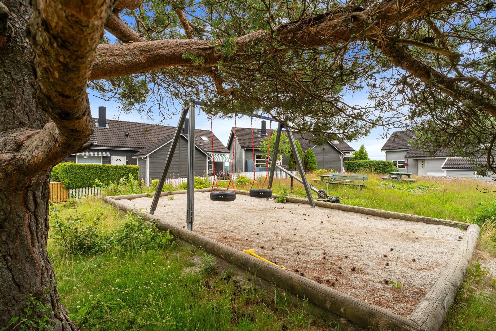 Felles eiet tomt på 13 417 kvm. Fellestomten er pent opparbeidet med store grøntarealer, lekeplasser, sittegrupper, samt asfalterte internveier. Galleribilde