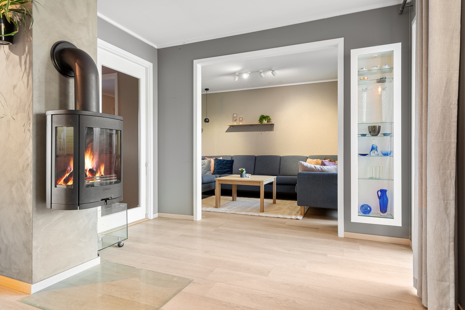 Mellom stue og kjøkken har man en peisovn som varmer godt på kalde vinterdager. Galleribilde