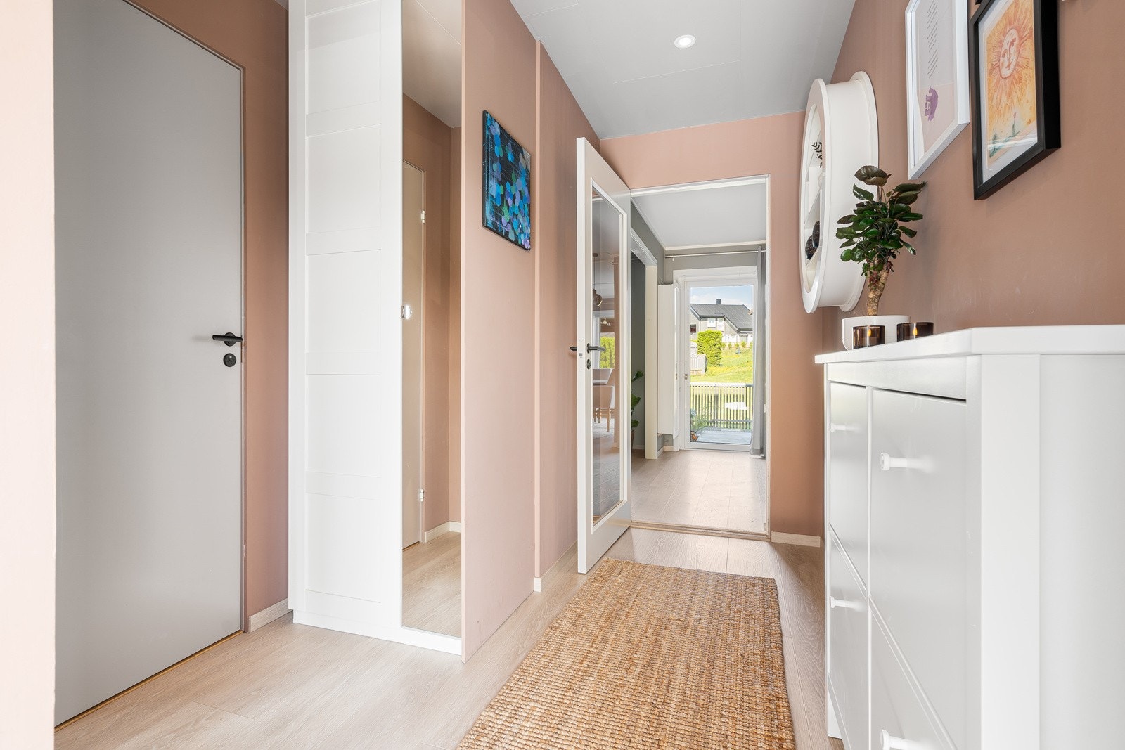 Lys entré med god plass til å oppbevare yttertøyet. Galleribilde