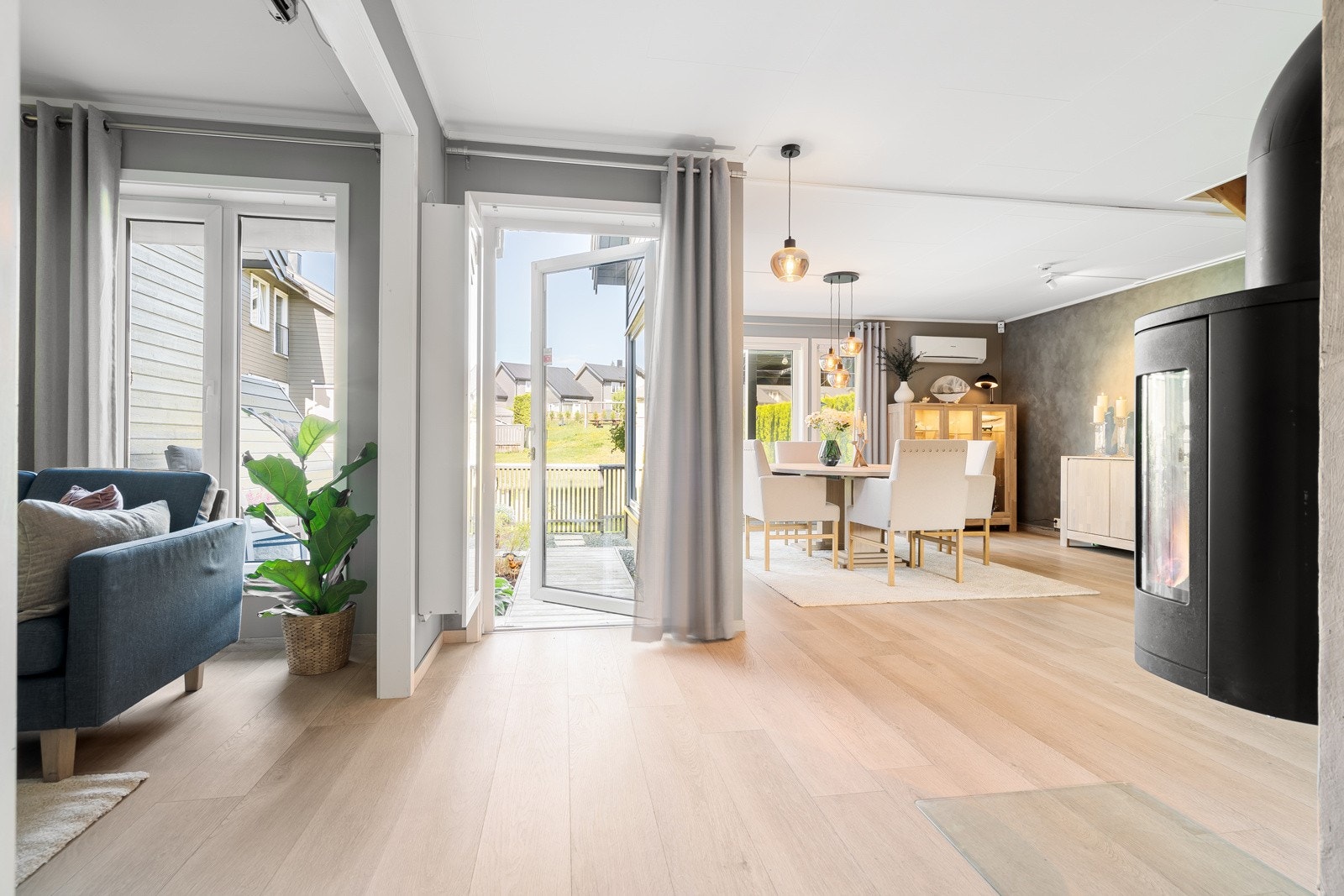 Utgang fra både spisestue og stue til to plattinger som begge måler 11 kvm. Galleribilde