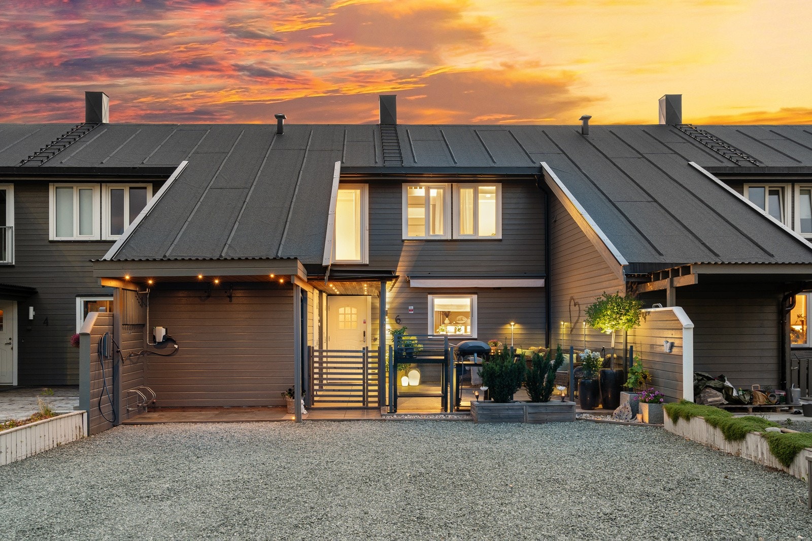 Parkering i carport utenfor boligen med elbillader. Galleribilde