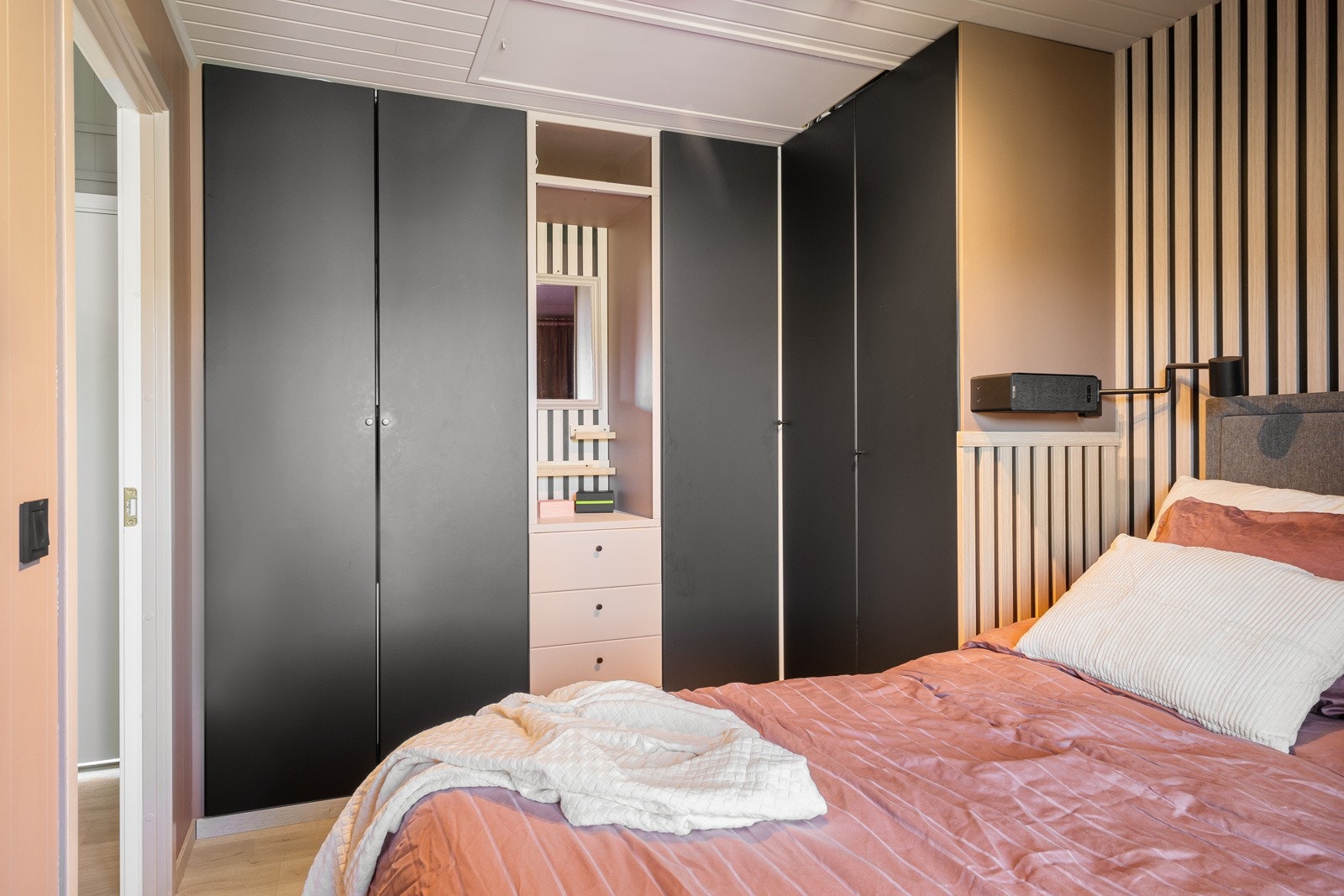 Det er god plass til både dobbeltseng og garderobeskap. Galleribilde