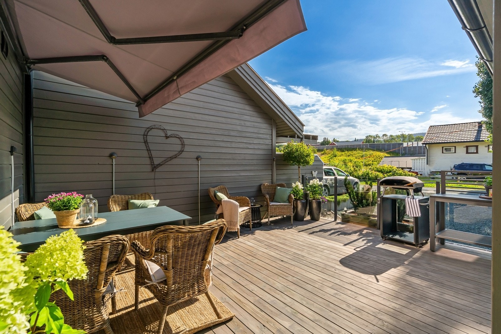 På fremsiden har man solen fra ca. kl 09-17. På baksiden, inn mot tunet har man solen fra ca. kl 14-22. Galleribilde