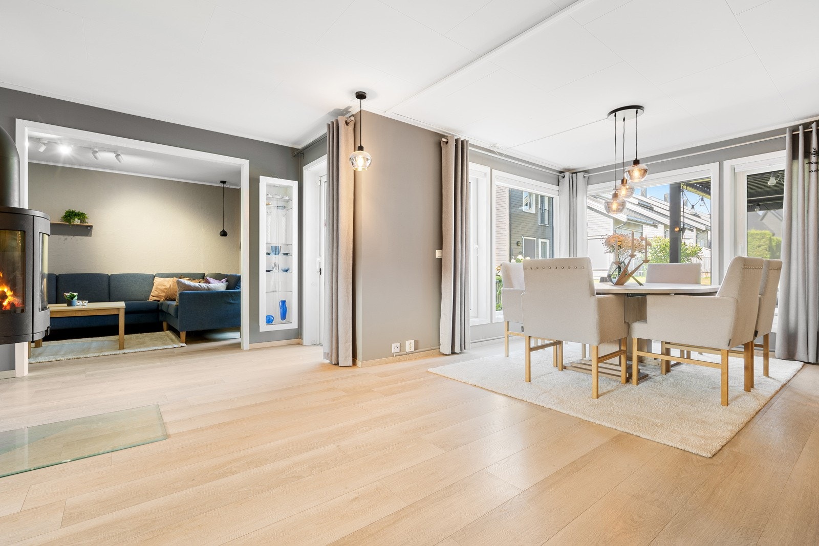 Store vinduer i to himmelretninger slipper inn rikelig med dagslys. Galleribilde