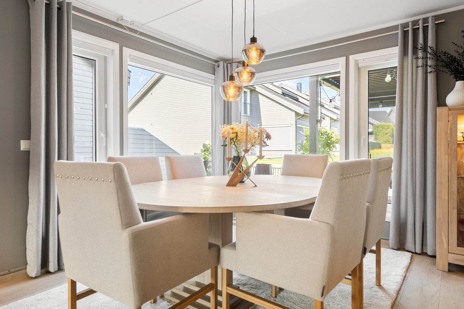 Spisestuen innbyr til hyggelige middager med familie og venner. Galleribilde