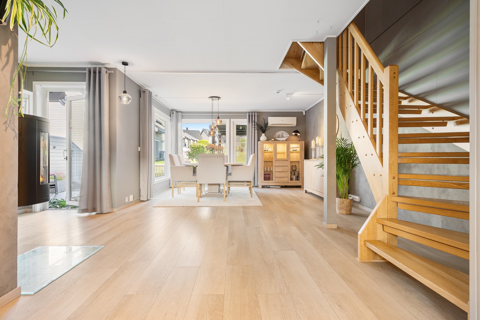 Trapp til loftsetasje mellom spisestue og kjøkken. Galleribilde