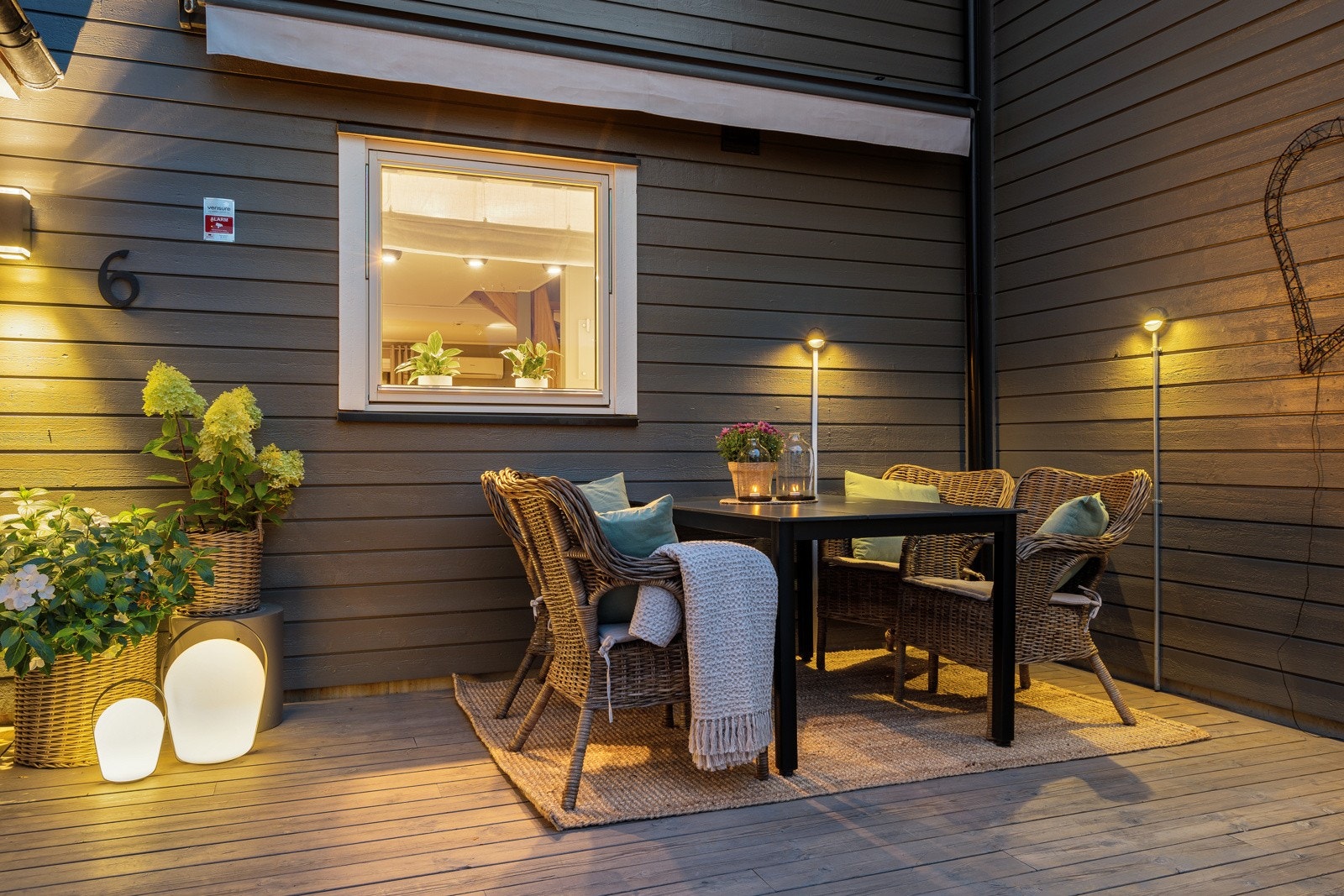 Plattingen har markiser og utebelysning som skaper en god stemning og atmosfære. Galleribilde