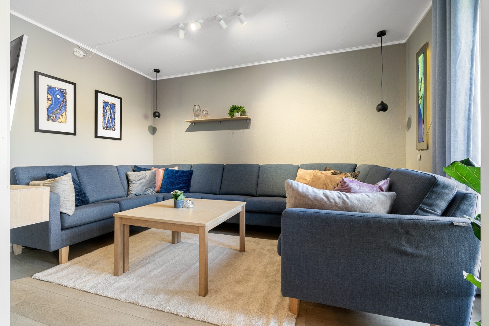 Et flott rekkehus over to plan med solrik beliggenhet. Galleribilde