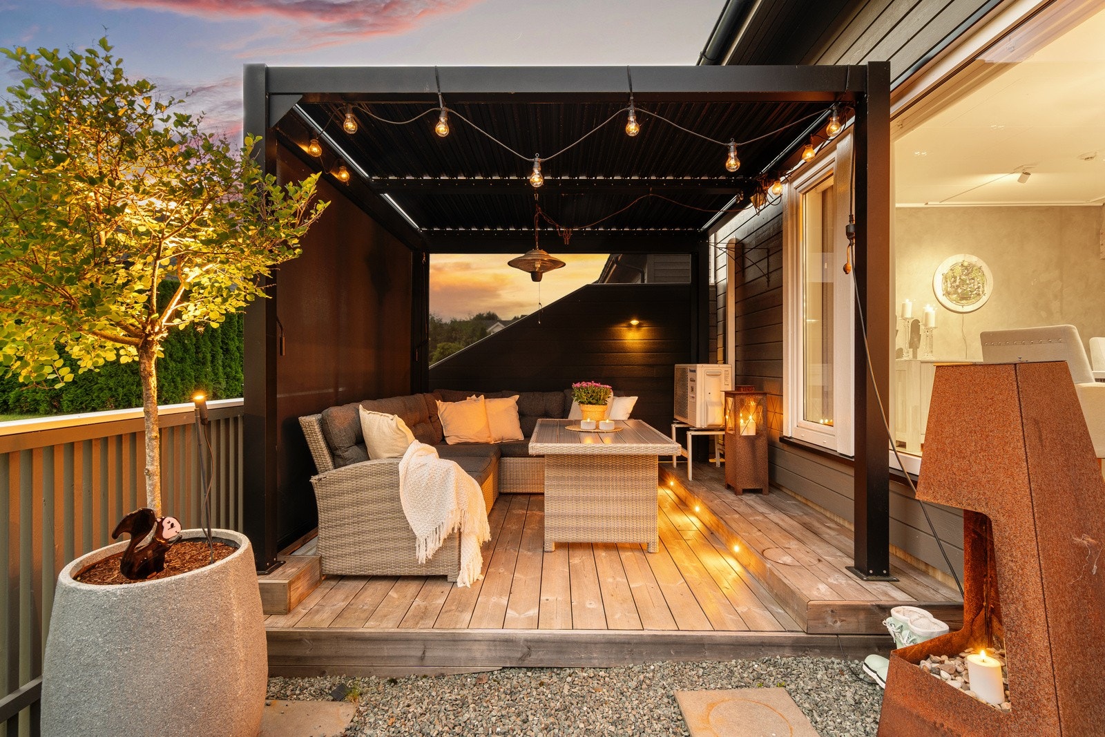 Uteområdet innredes enkelt i ulike soner, og innbyr til hyggelige middager med god mat og drikke. Galleribilde