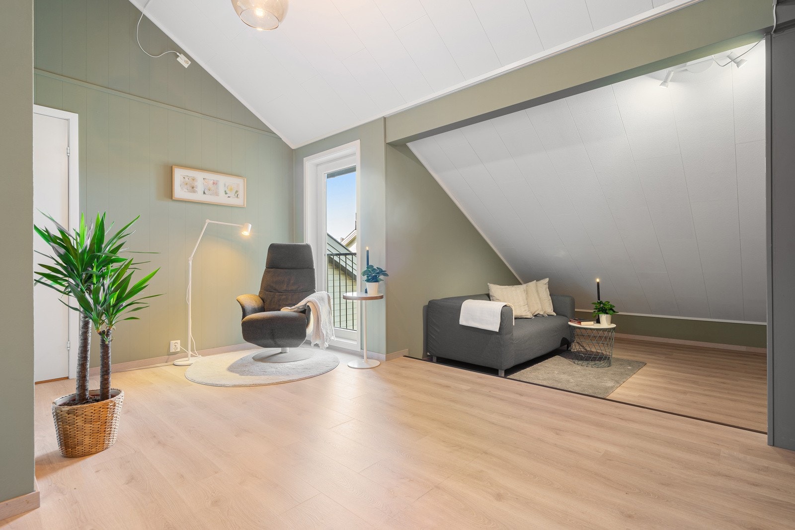 Loftsetasjen består av loftstue, tre soverom, gang, bad og bod. Galleribilde