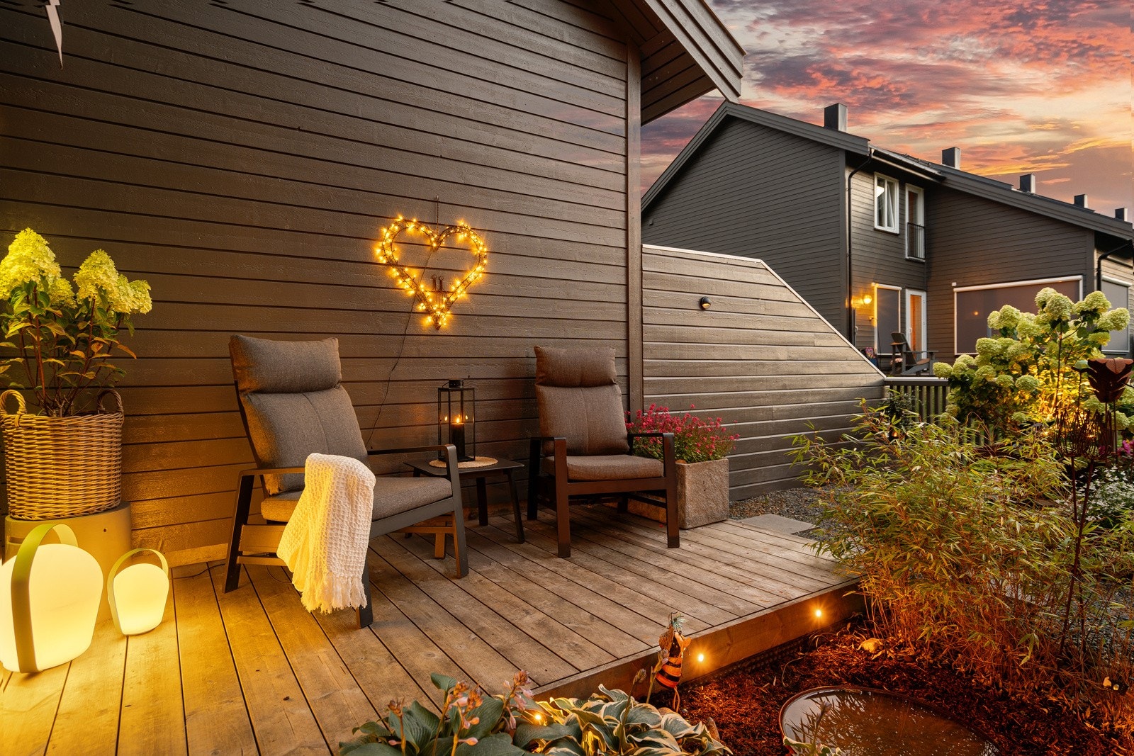 Det er plass til ønsket utemøblement på plattingen. Galleribilde