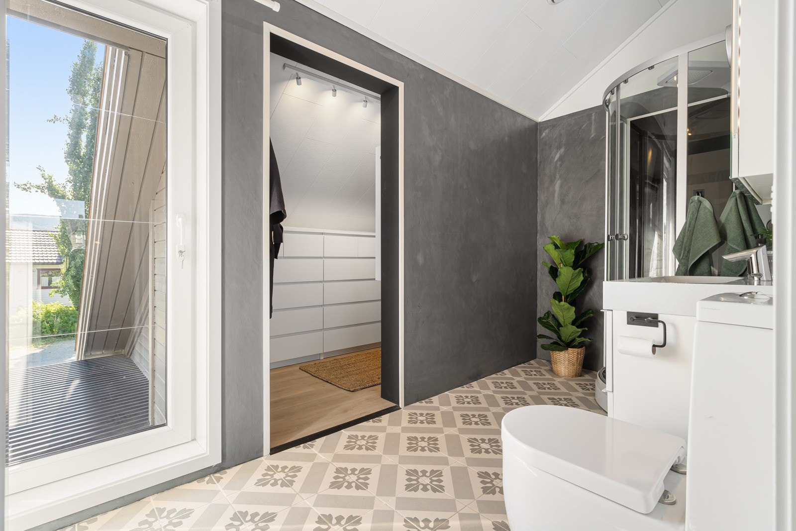 Det er mikrosement og flis på vegger. Galleribilde