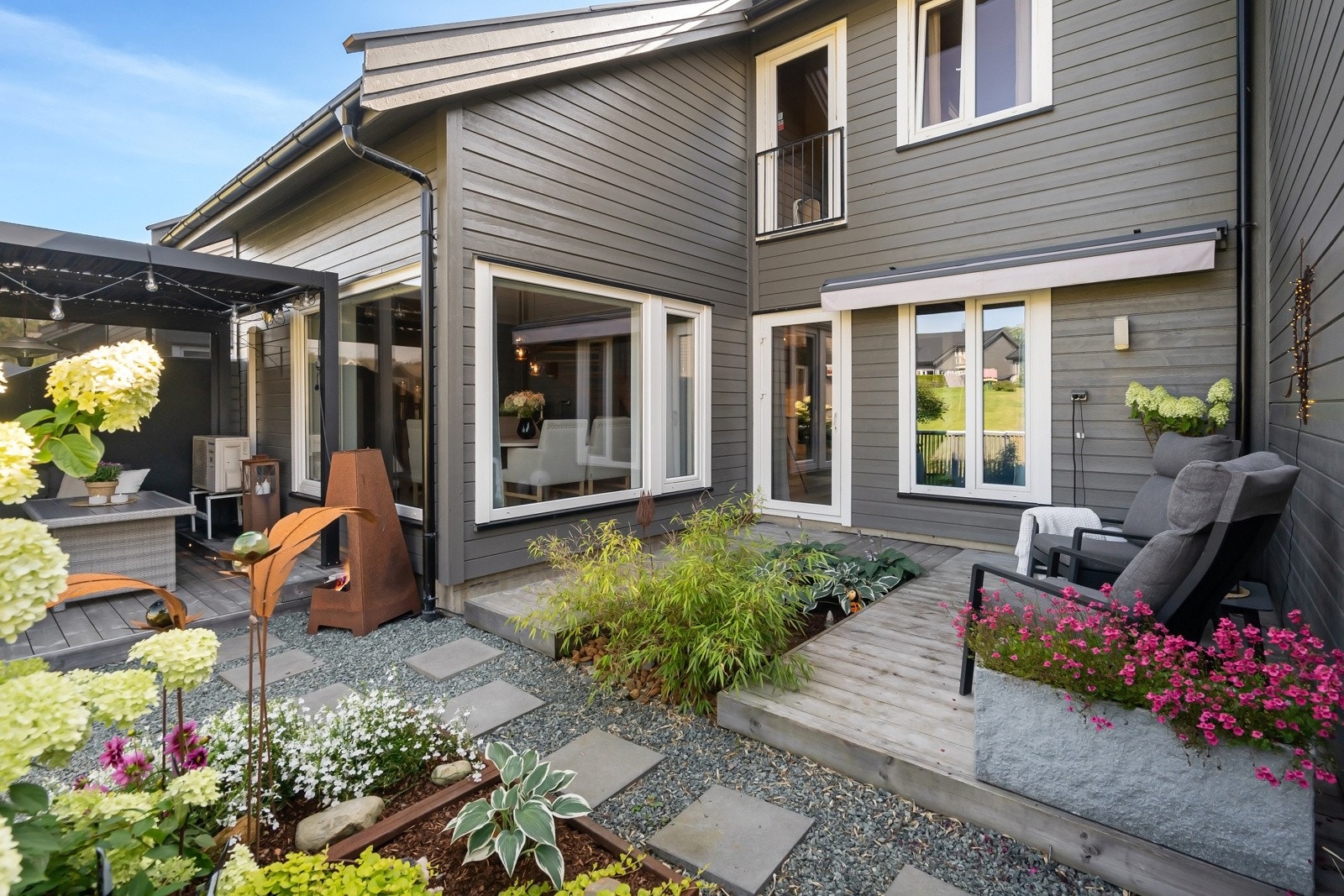 Plattingen har utebelysning, utvendig stikkontakt og markise. Galleribilde