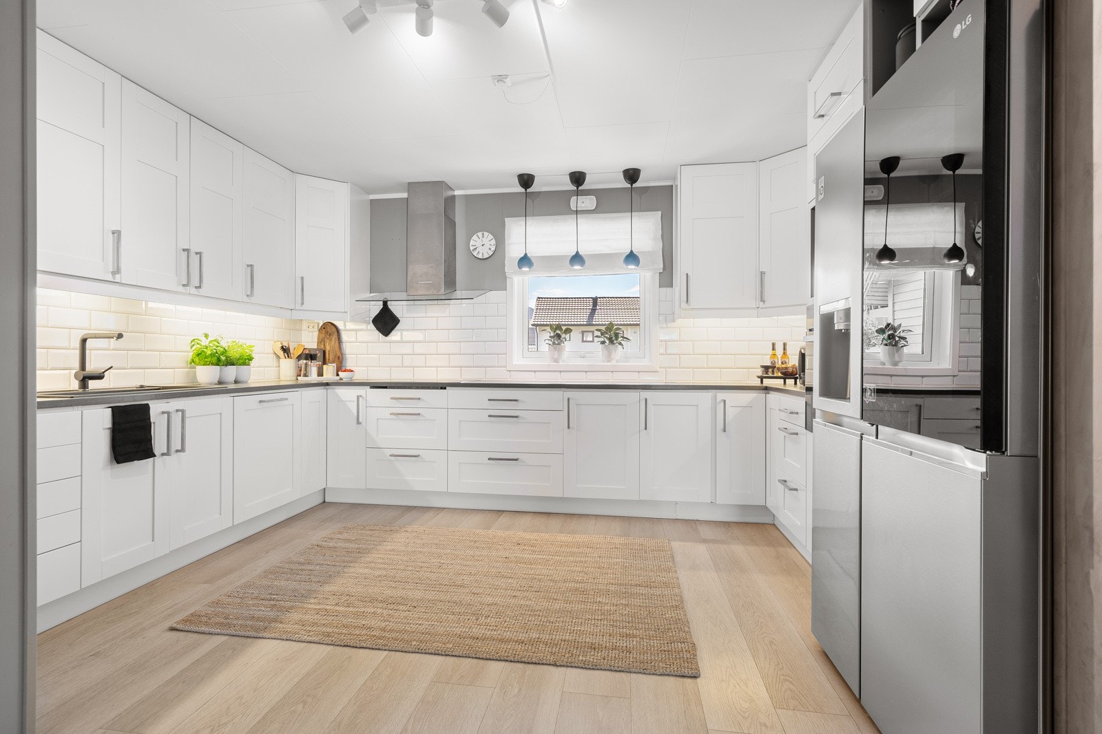 Kjøkkeninnredning fra drømmekjøkkenet med profilerte fronter og benkeplate i laminat. Galleribilde