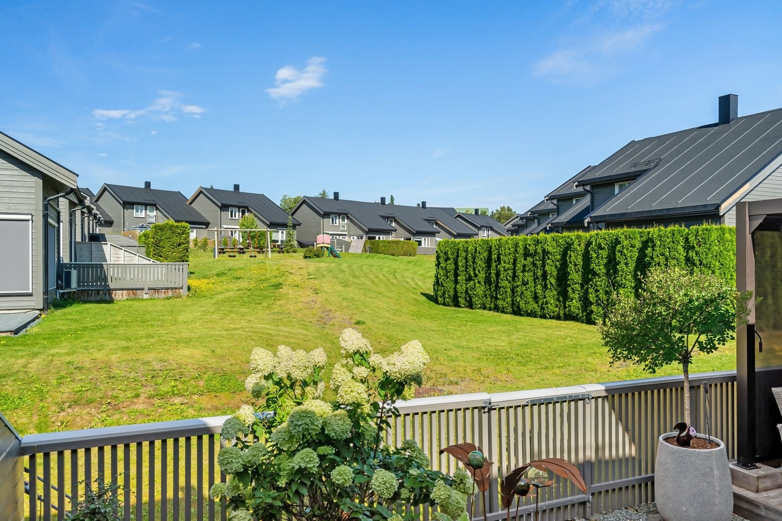 Fra boligen har man utsikt over nærliggende bolig- og naturområder. Galleribilde