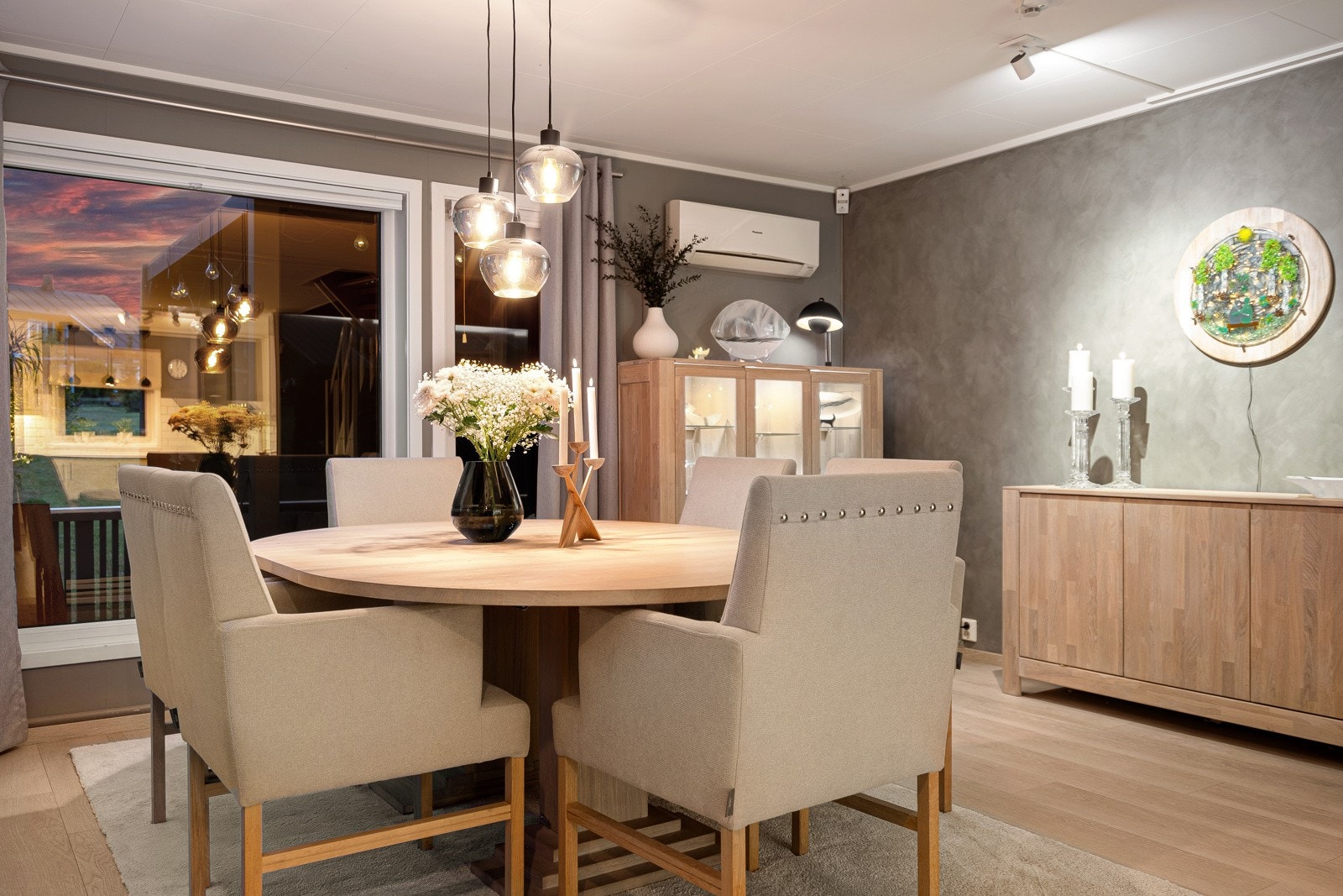 Det passer utmerket å innrede med spisegruppe mellom kjøkken og stue. Galleribilde