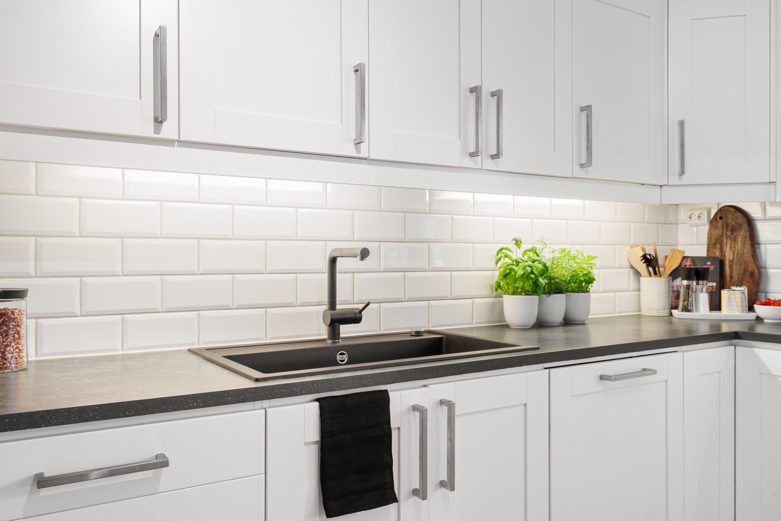 Kjøkkenet er utstyrt med integrerte hvitevarer som stekeovn, platetopp og oppvaskmaskin. Galleribilde