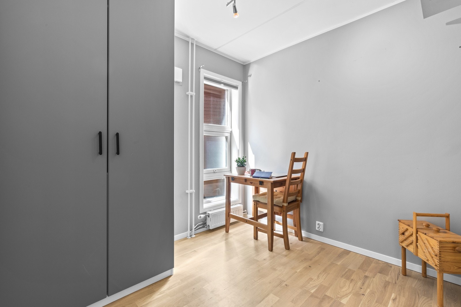 Det er romslig plass til både seng og tilhørende møblement. Galleribilde
