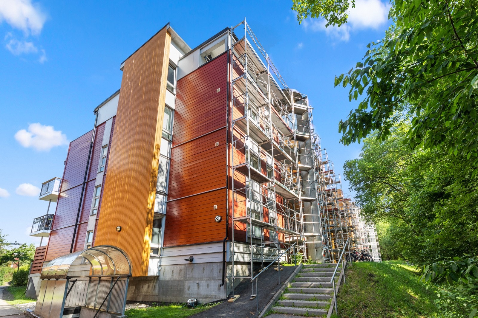 Felles eiet tomt på 2 696 kvm. Tomten er pent opparbeidet med asfalterte internveier, betongheller, gressplen, variert beplantning, lekeapparater og sittegrupper. Galleribilde