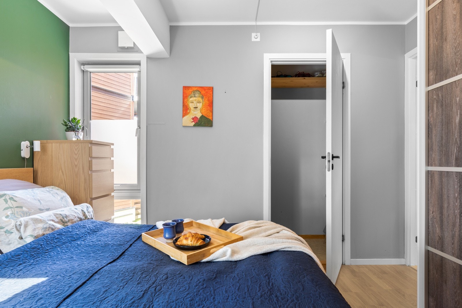 Hovedrommet har også direkte tilgang til en bod innredet som walk-in garderobe. Galleribilde