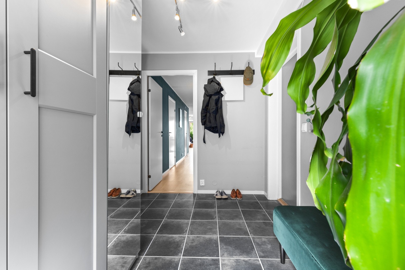 Inneholder garderobeskap med profilerte fronter, samt speil. Galleribilde