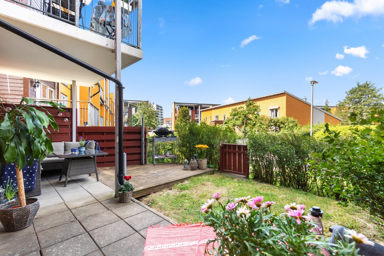 Fra stuen er det utgang til en herlig uteplass med både terrasse og en liten gressplen. Galleribilde
