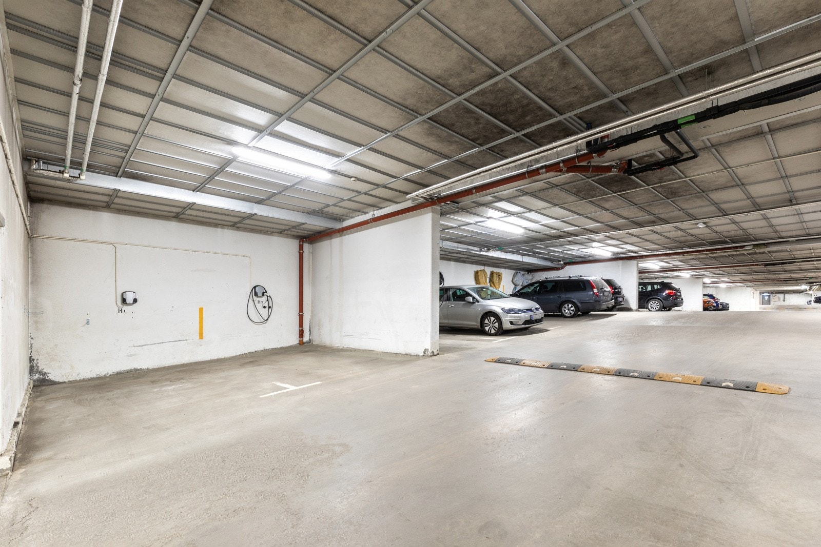 Det medfølger garasjeplass i felles lukket garasjeanlegg, målt til ca. 14,5 kvm og merket med nr. H-1. Galleribilde