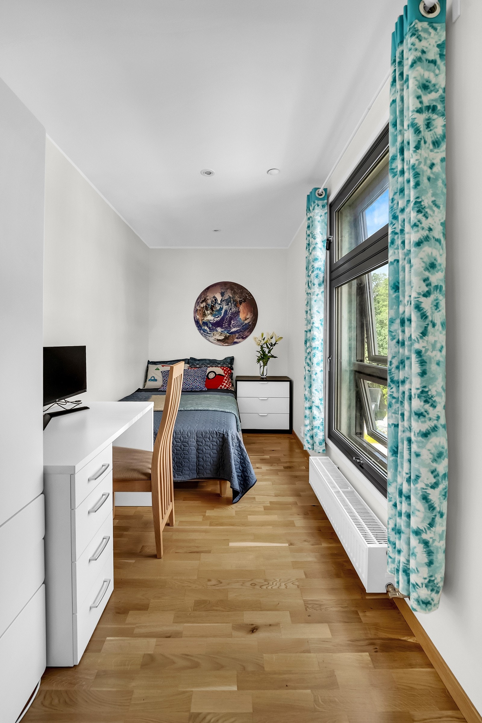 De to største soverommene har adkomst fra entréen, mens det minste soverommet har adkomst fra stuen via skyvedør. Galleribilde