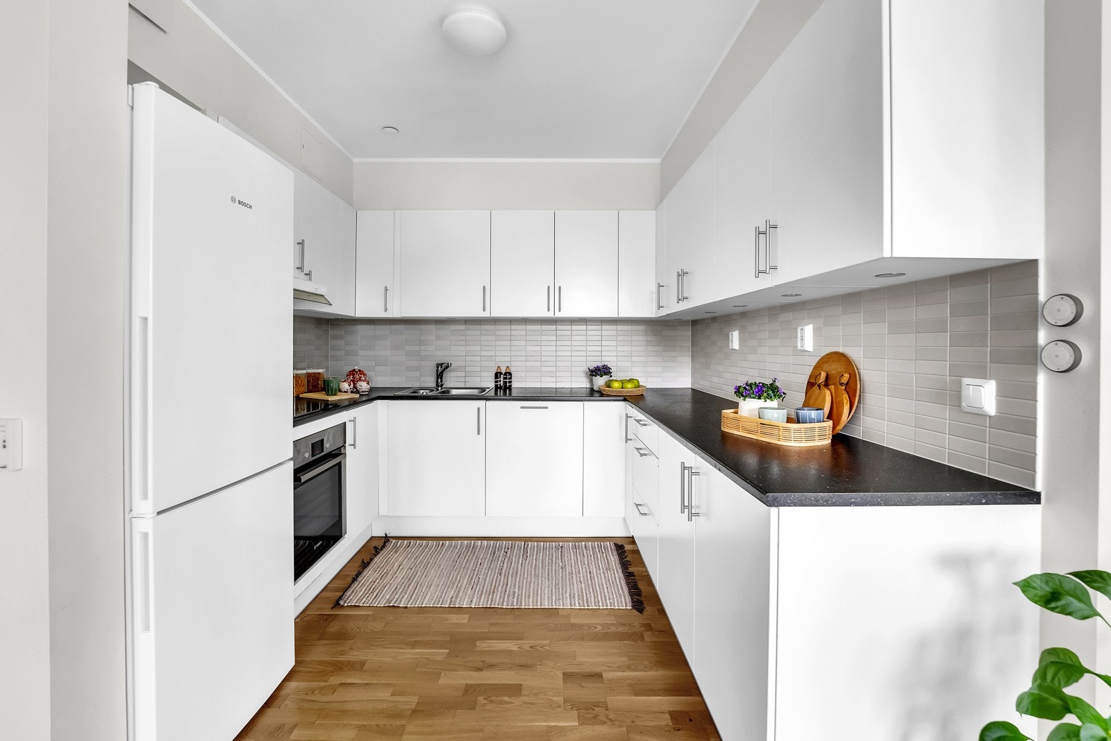 Kjøkkenet ligger i en åpen løsning med stuen, og skaper en sømløs overgang mellom rommene. Kjøkkenet har arena kjøkkeninnredning og har stekeovn, platetopp og oppvaskmaskin integrert i innredningen. Automatisk vannstopper og komfyrvakt er montert. Galleribilde