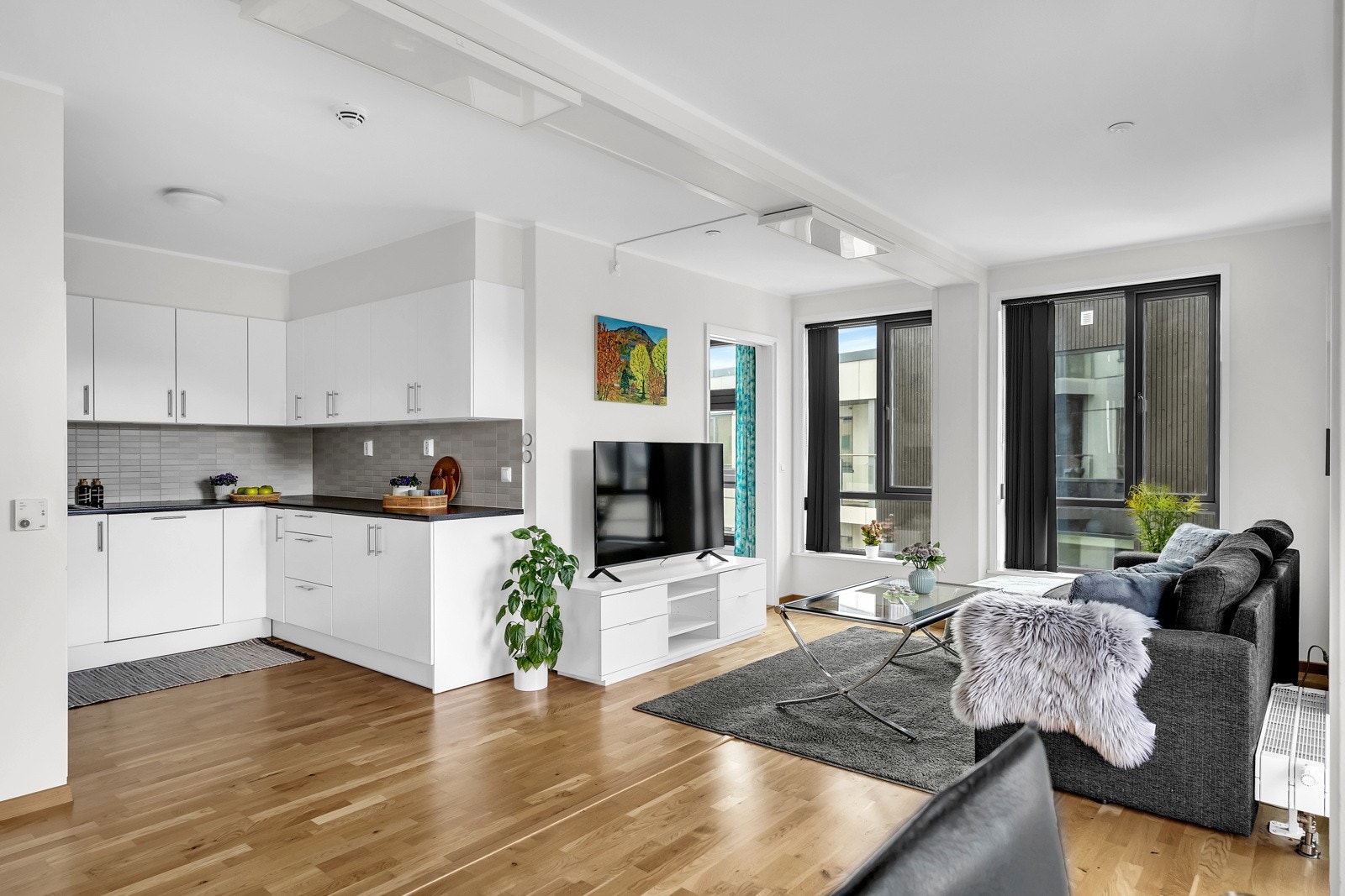 De store vinduene i stuen slipper rikelig med naturlig lys inn i rommet. Galleribilde