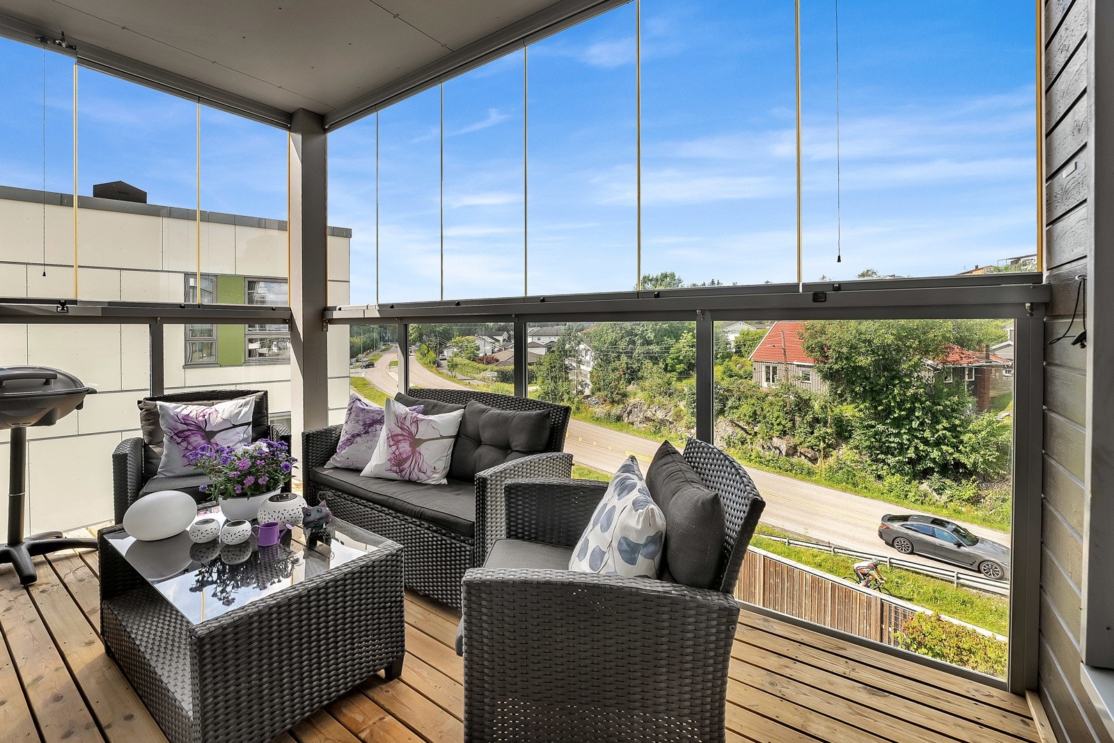 Leiligheten har en koselig og solrik balkong med sol fra 15-21 på sommerhalvåret. Balkongen er innglasset og alle glassene kan åpnes. Dette blir en naturlig forlengelse av stuen året rundt. Galleribilde