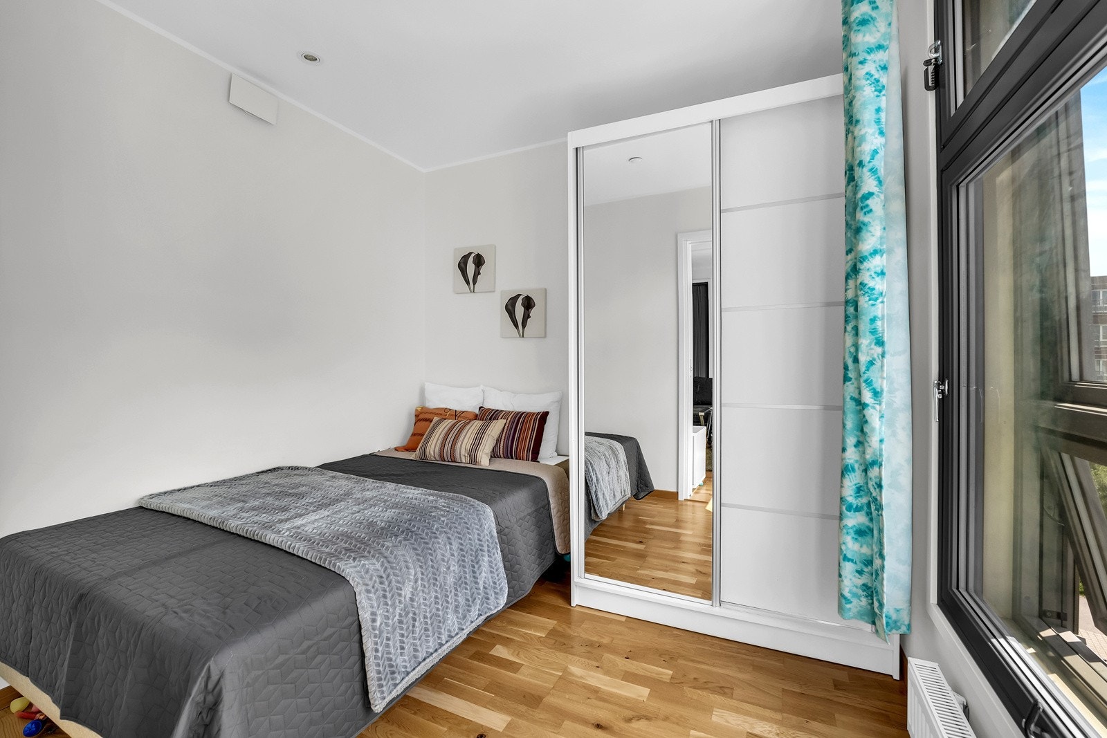 Videre kan alle tre soverom skilte med god størrelse og spotter i himlingen. Galleribilde