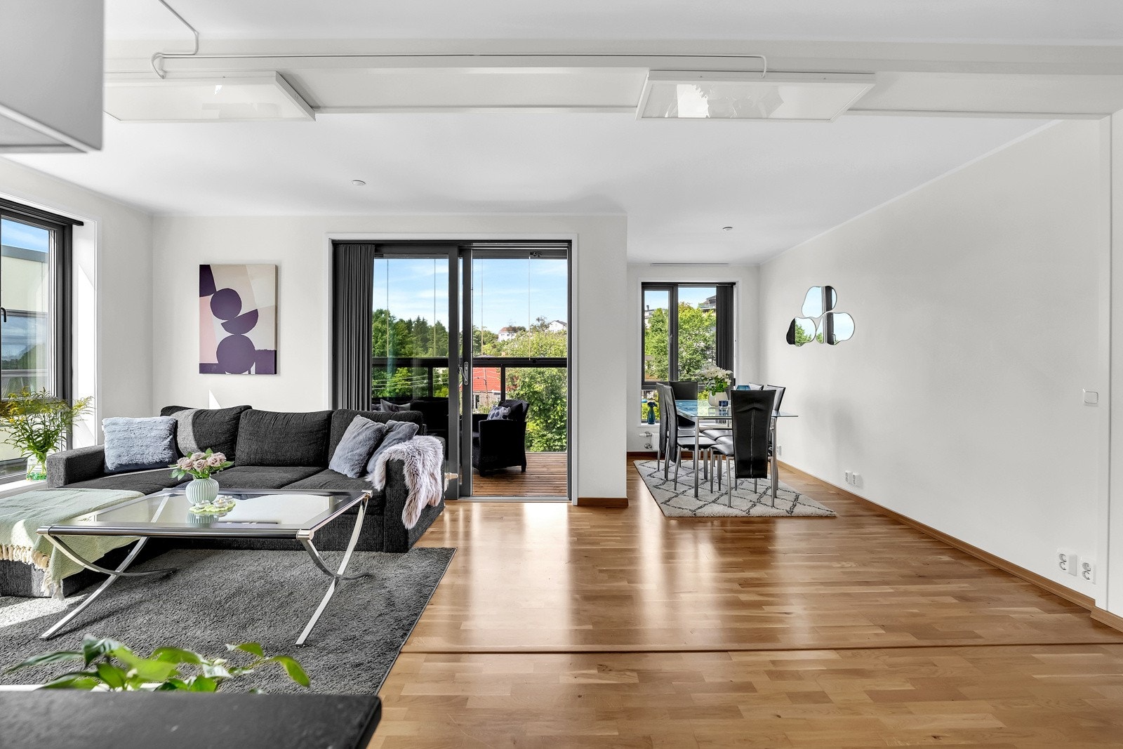 Her er det god plass til å dele opp rommet i en tv-sone og en spisesone. Galleribilde