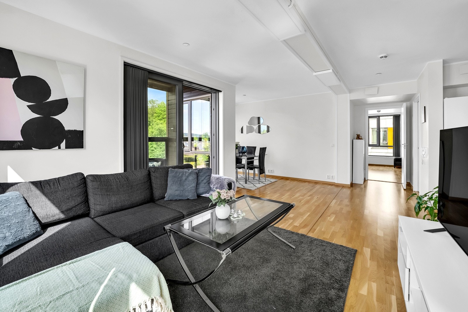 På gulvet er det trestavsparkett og veggene er hvite. Her ligger alt til rette for å male i fargekombinasjonene du selv måtte ønske. Galleribilde