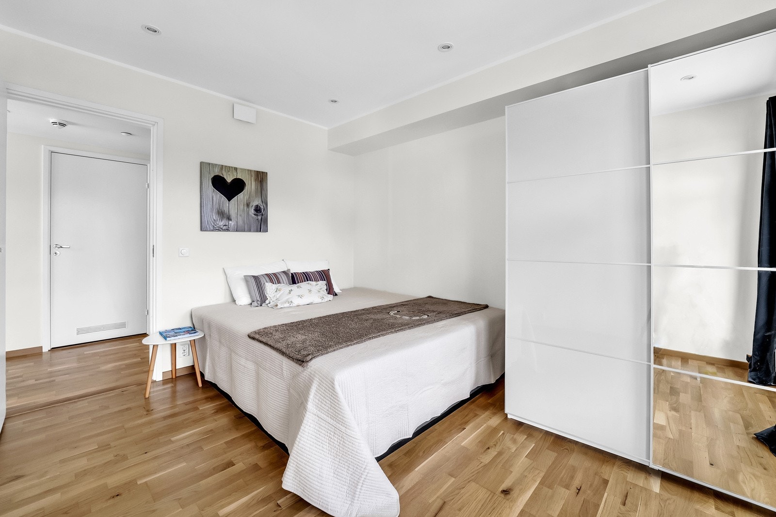 Boligen har totalt tre soverom, alle med trestavsparkett på gulvet og vegger malt i en lys og innbydende farge. Galleribilde