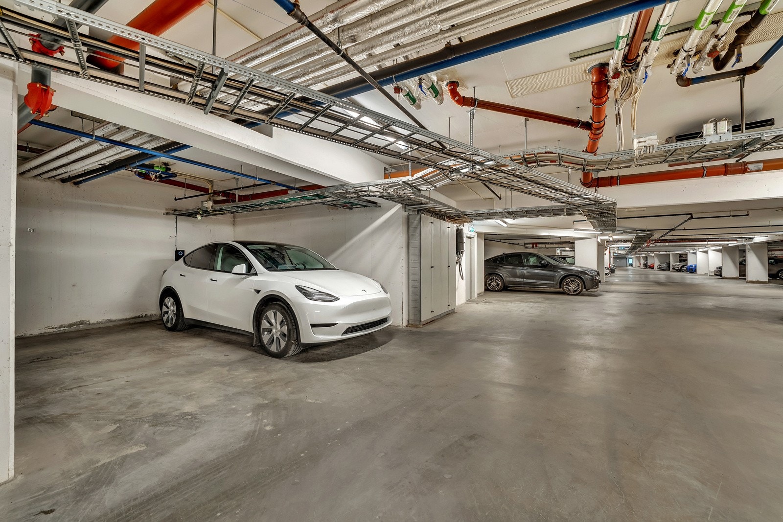 Selgerne av leiligheten eier 2 stk parkeringsplasser i felles garasjeanlegget. Leiligheten selges med 1 tilhørende garasjeplass. Dersom det er ønskelig å kjøpe parkeringsplass nr 2 også, er det mulighet for dette. Plass nr 2 selges for kr: 250.000,-. Galleribilde