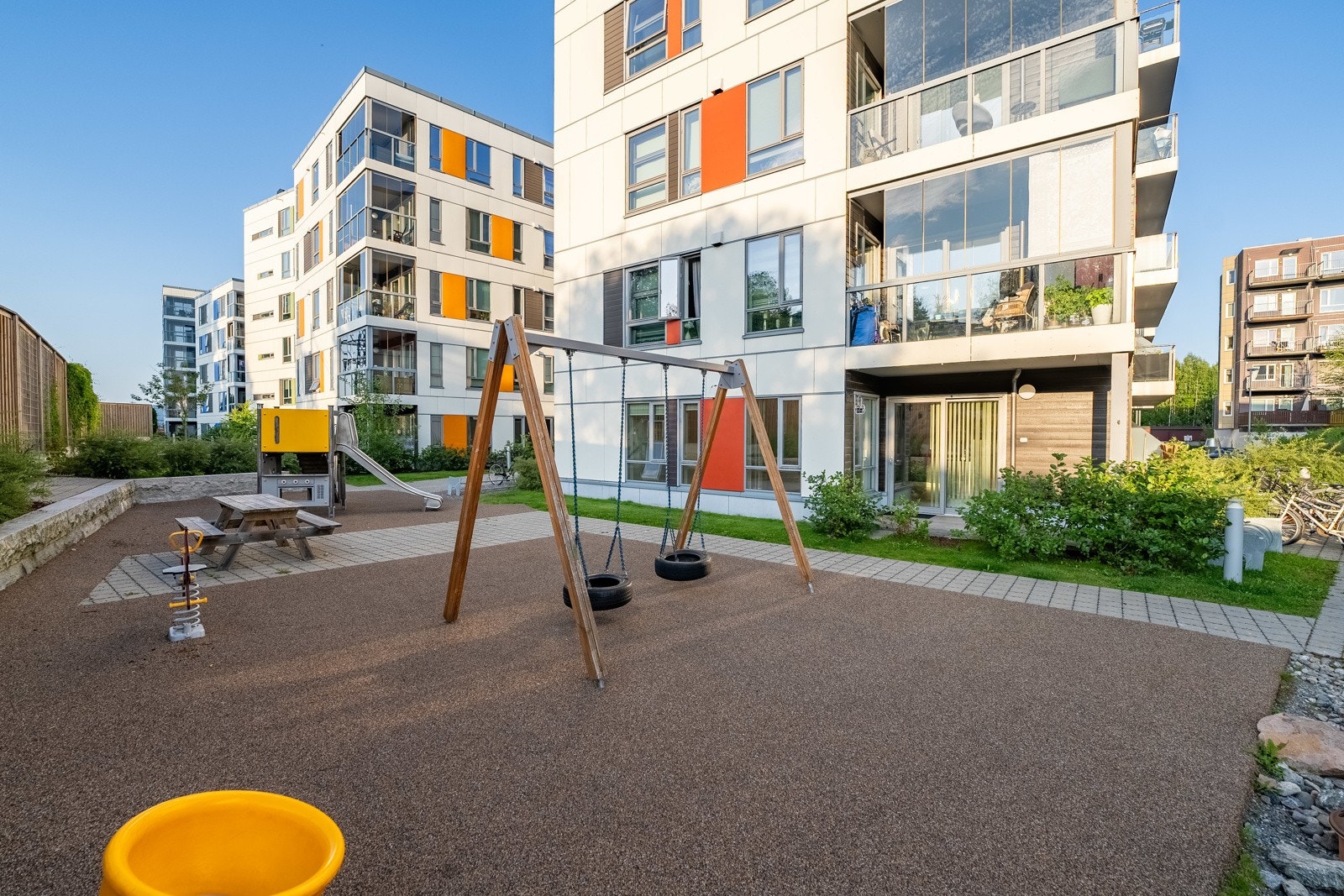 Velkommen til Åråssvingen 15! Attraktiv og innbydende 4-roms endeleilighet fra 2018 | Innglasset balkong 9 kvm | Garasjeplass m elbillader | Koselige fellesområder | Kort vei til "alt" Galleribilde