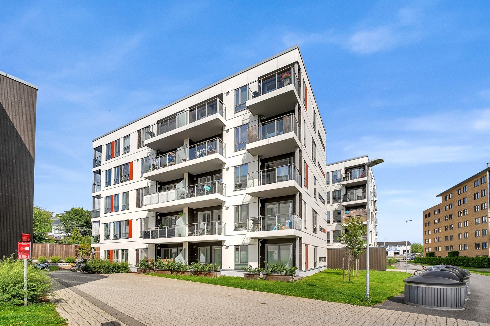 Fellesområde rundt blokkene er pent opparbeidet med stein og diverse beplantning. Galleribilde