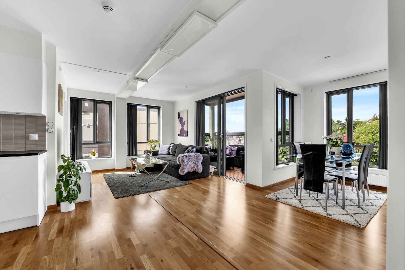 Leiligheten byr på stor åpen stue/kjøkken sone, med tidsriktige og innbydende fargekombinasjoner, samt store og flotte vindusflater som gir godt med lys inn. Galleribilde