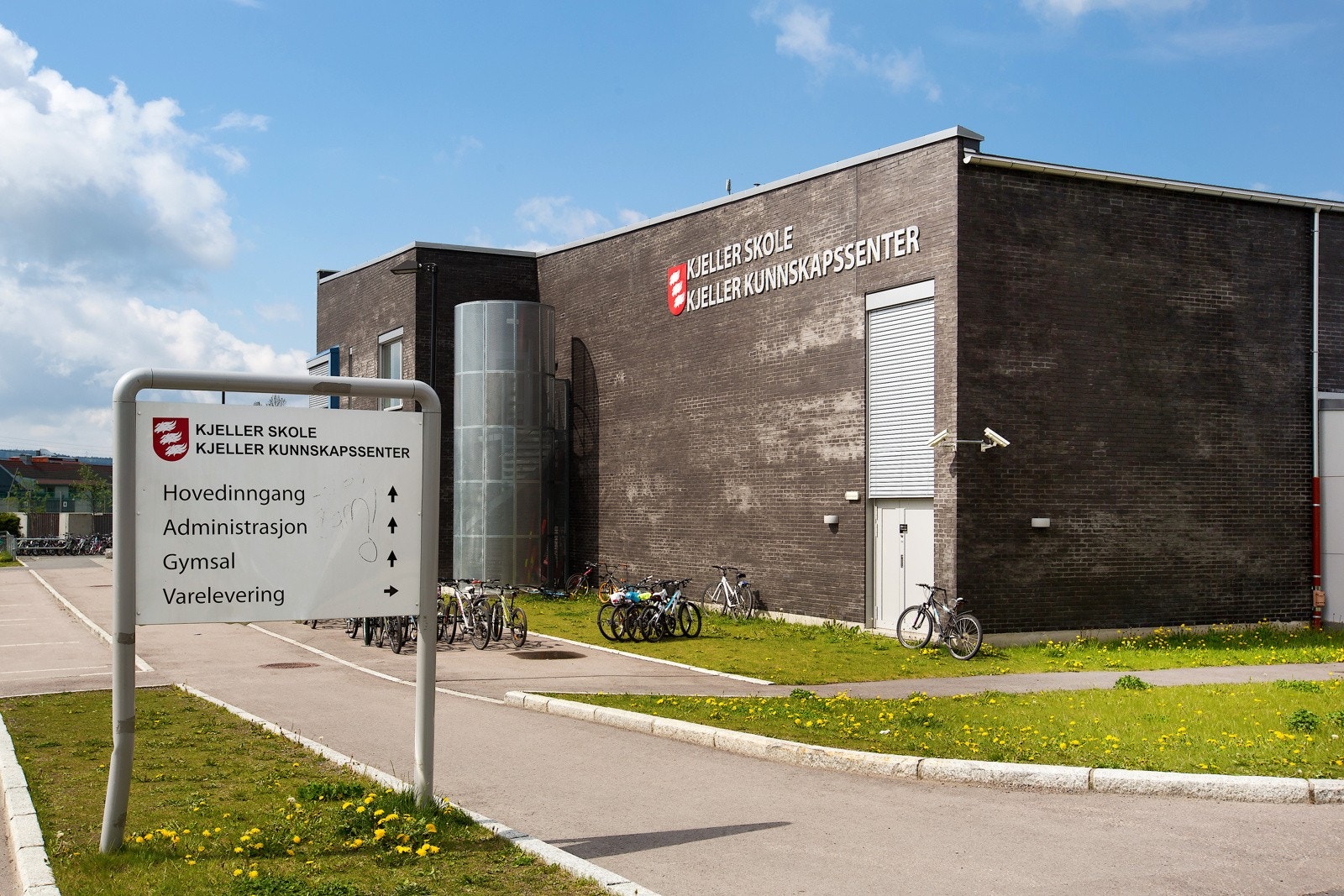 Vigernes, Volla og Kjeller barneskole (1-7 trinn) ligger ca 1-1,5 km fra leiligheten, med trygge skoleveier. Galleribilde