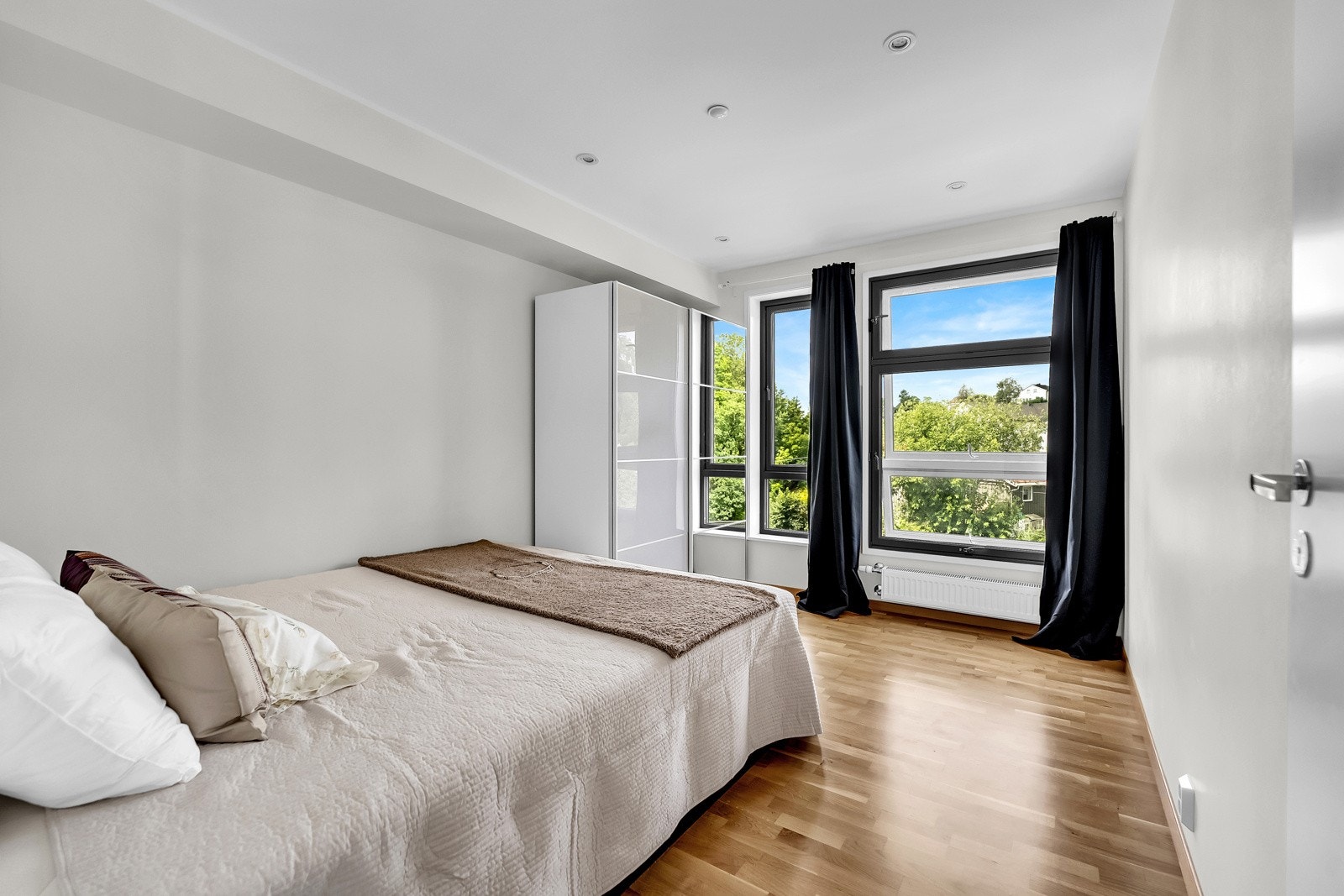 Leiligheten byr på stor åpen stue/kjøkken sone, 3 gode soverom, 1 stort bad, invendig bod, romslig entré, en herlig balkong og ikke minst parkering i felles garasjeanlegg. Galleribilde