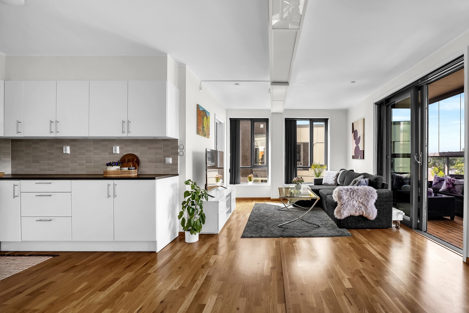 Lekker og innbydende 4-roms endeleilighet fra 2018. Boligen er beliggende i 4.etasje med heis. Kort vei til Lillestrøm sentrum, med bla. butikker, skoler, barnehager, gym og hyppige avganger med offentlig transport, som tar deg til Oslo på 10 min. Galleribilde