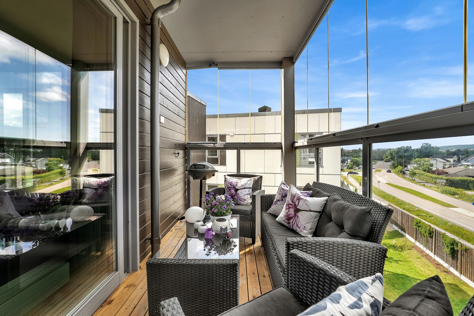 Balkongen blir en naturlig forlengelse av stuen året rundt, hvor familiemiddager, større sammenkomster og avslappende kvelder kan nytes! Galleribilde