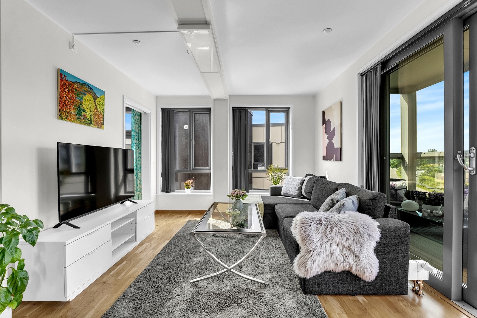 Fra stuen er det utgang til en nordvestvendt innglasset balkong i betongkonstruksjon på ca. 9 kvm. Her er det god plass til diverse utemøblement, alt etter eget ønske. Galleribilde