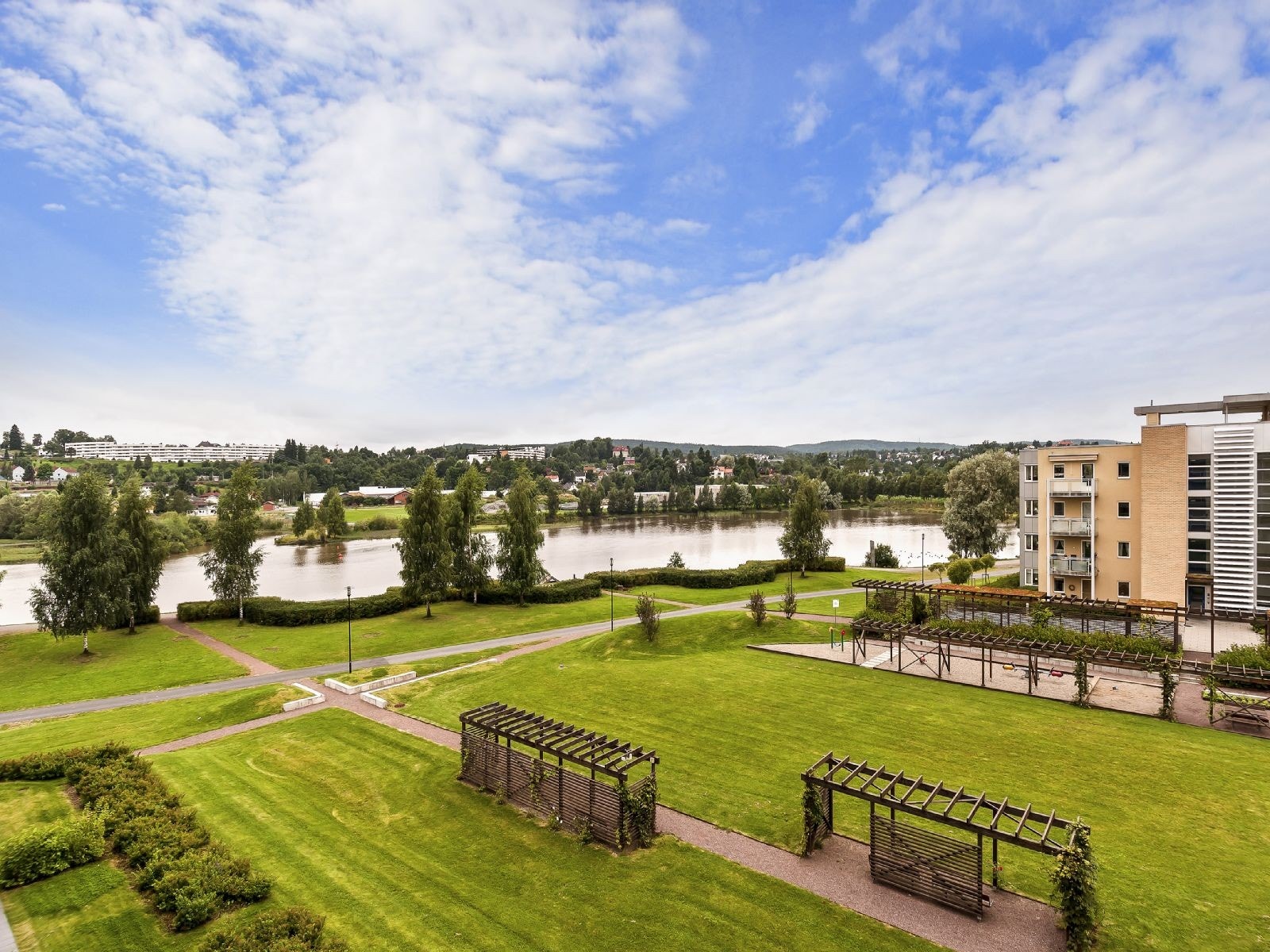 Leiligheten ligger ca 5 min gange fra togstasjon og ca 10 min gange til sentrum av Lillestrøm. Galleribilde
