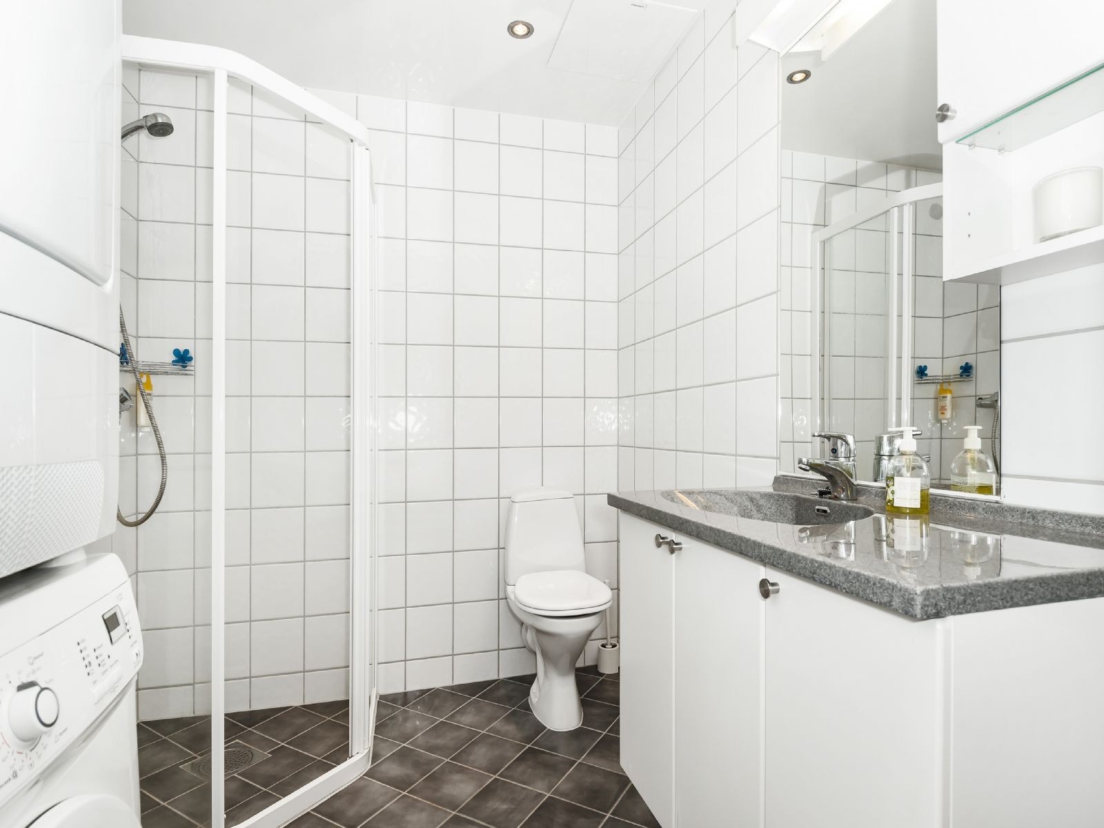 Romslig bad med mulighet for vaskemaskin og tørketrommel. Galleribilde