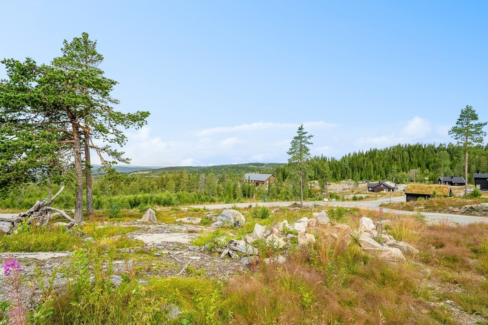 Eiendommen ligger fint til i terrenget på et nesten ferdig utbygd hyttefelt! Galleribilde