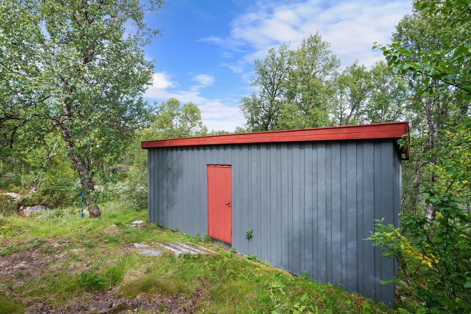 Det er også etablert uthus med et soverom og godt med lagringsplass. Galleribilde