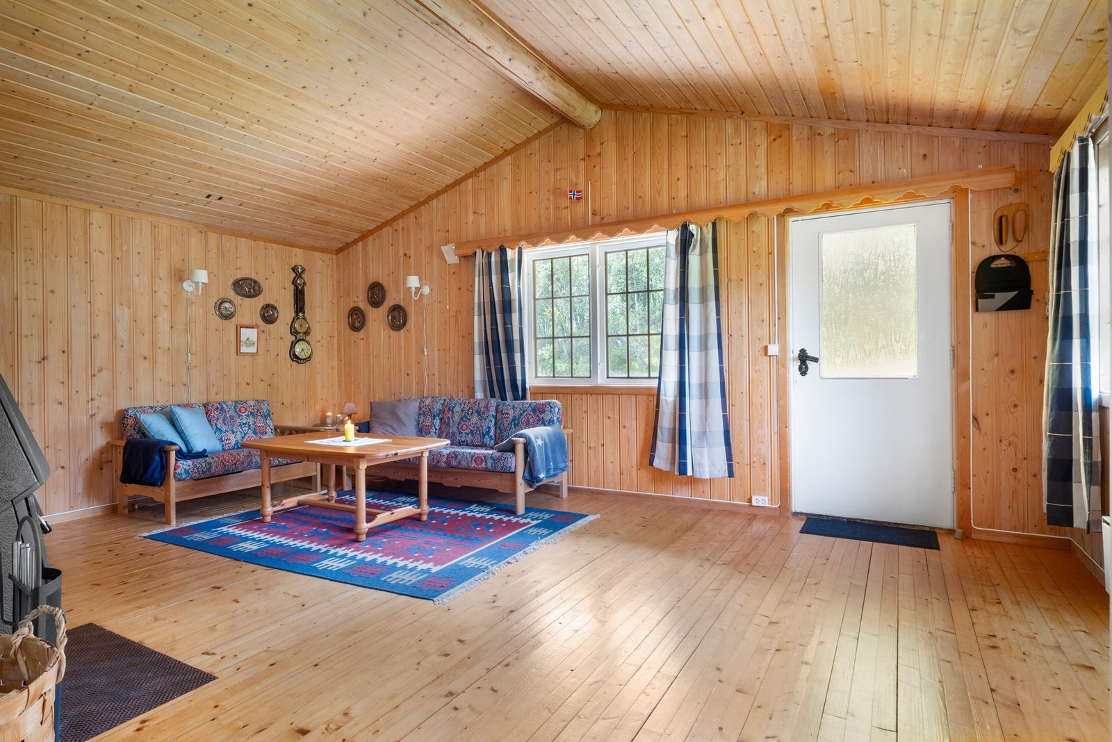 Hytta har romslige oppholdsrom med stue og kjøkken i åpen løsning. Galleribilde